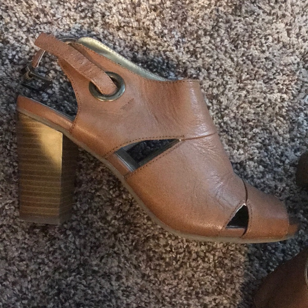 White mountain heels
